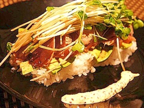 ナイフとフォークで食べる、カツオのたたき寿司仕立て